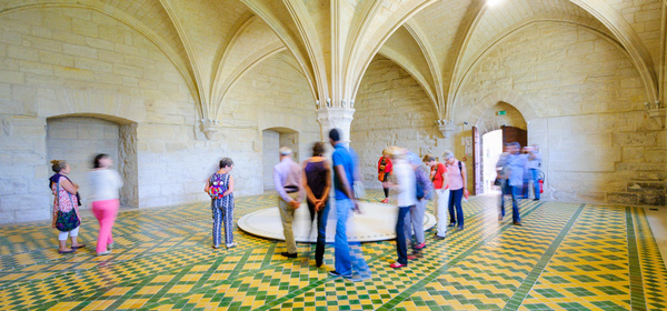 Visiteurs à l'intérieur de l'abbaye de Maubuisson